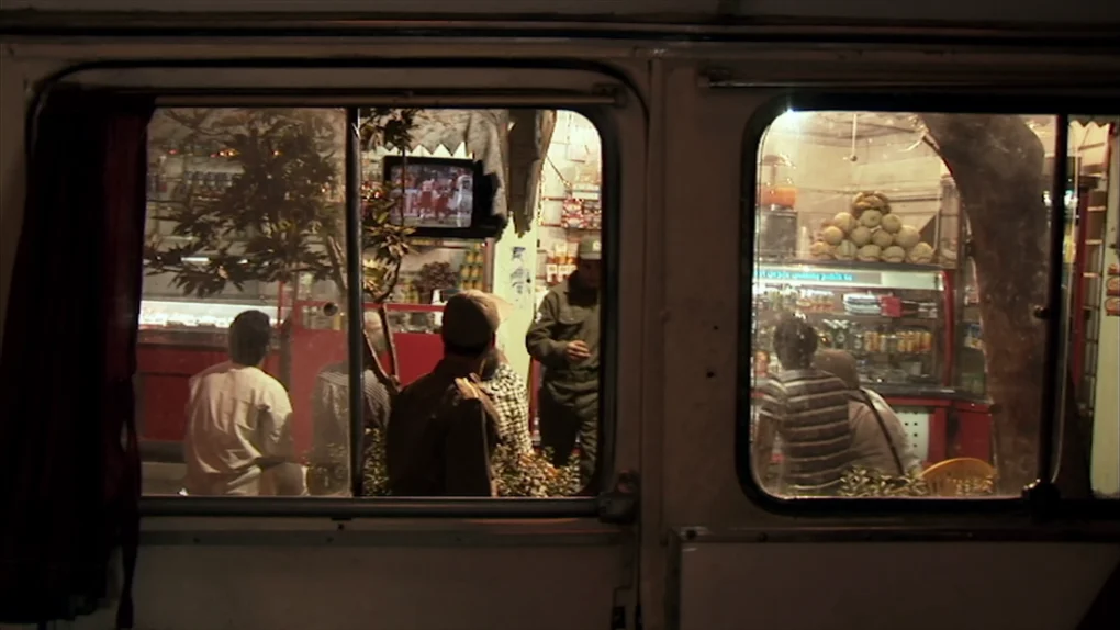 Fotograma de Offside de Jafar Panahi desde el interior de un autobús.