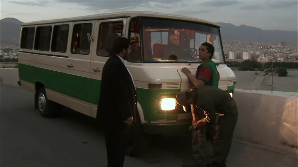 Fotograma de Offside (2006) de Jafar Panahi con un autobús detenido al atardecer.