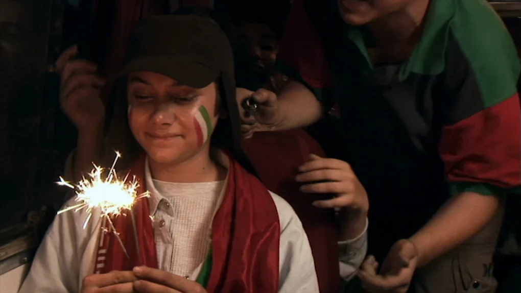 Fotograma de Offside (2006) de Jafar Panahi con una joven celebrando dentro de un autobús.