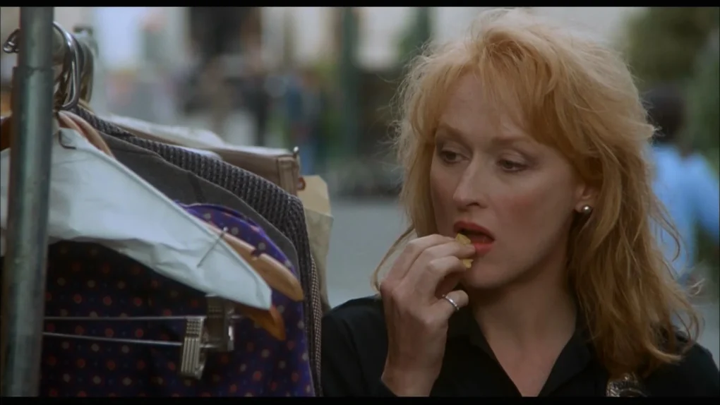 Meryl Streep aparece frente a un perchero en una escena de Postales desde el filo.