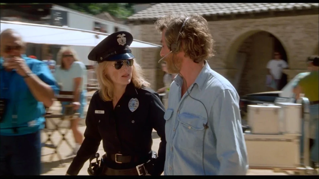 Meryl Streep, vestida de policía, conversa con Mike Nichols durante el rodaje de Postales desde el filo.