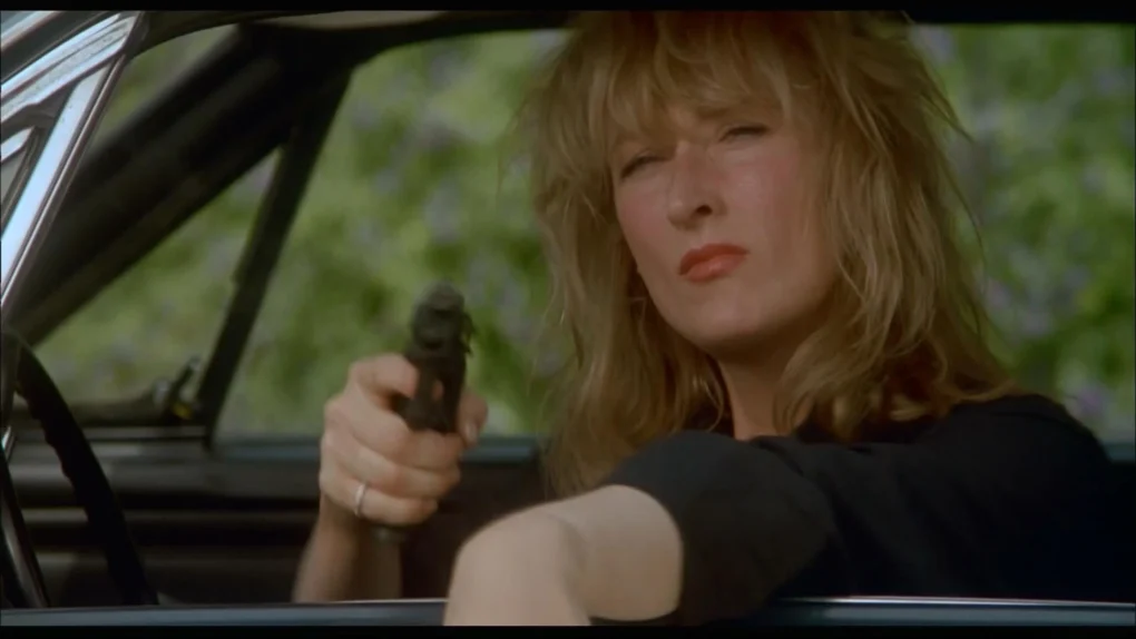 Meryl Streep aparece dentro de un coche en una escena de Postales desde el filo.