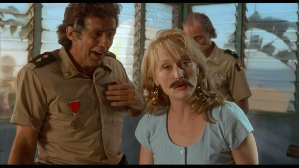 Meryl Streep aparece caracterizada en una toma falsa del rodaje de Postales desde el filo.