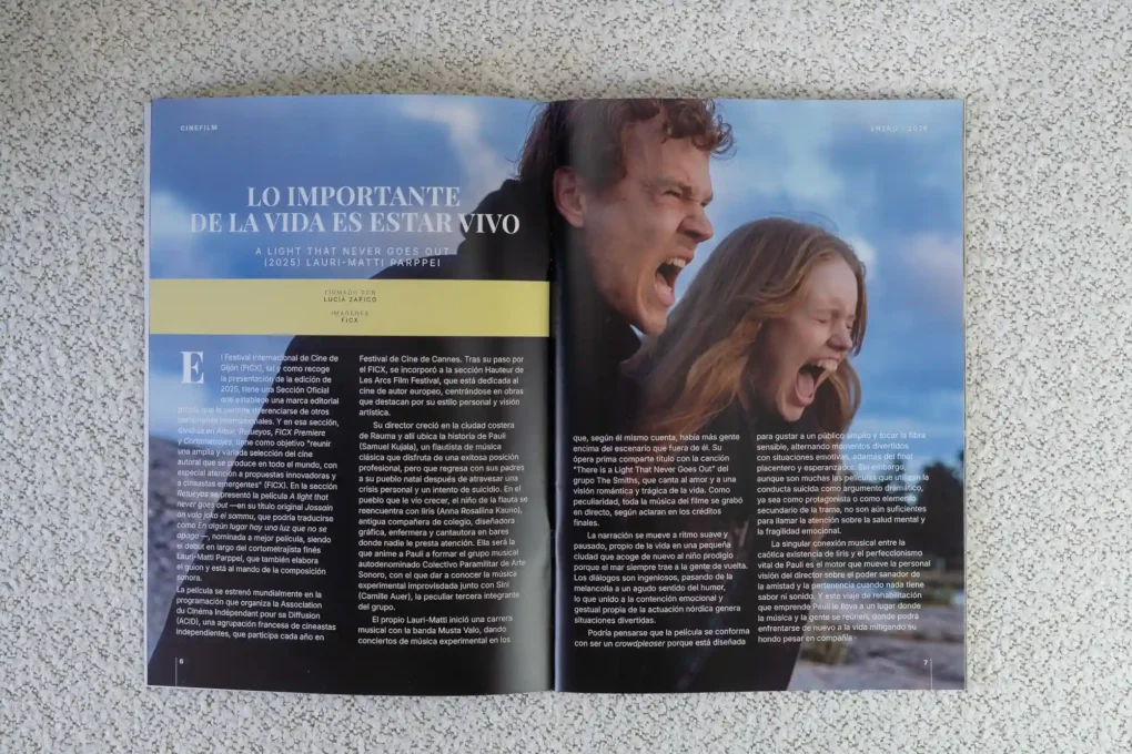 Doble página de la revista CineFilm con la crítica de A Light That Never Goes Out (2025)