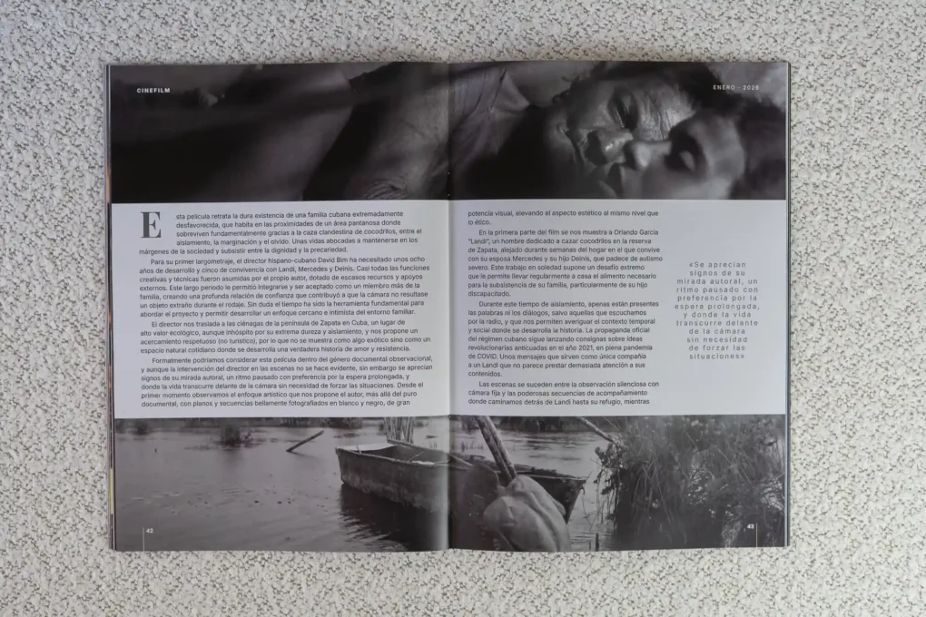 Doble página interior de la revista CineFilm con imágenes en blanco y negro y texto crítico