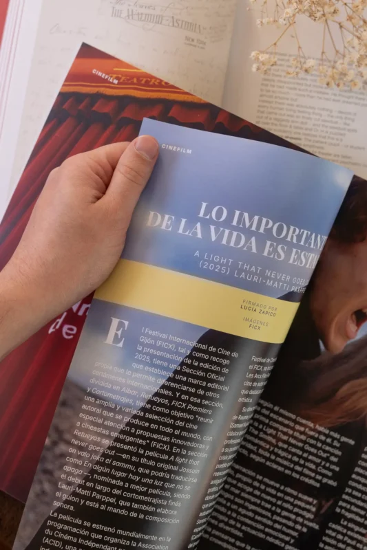 Interior de la revista CineFilm con la crítica de A Light That Never Goes Out en una doble página