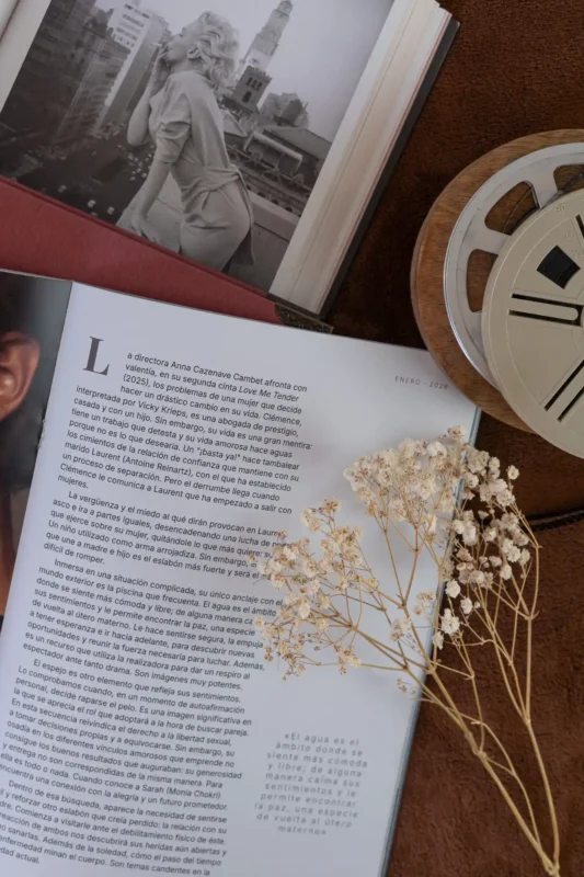 Página interior de la revista CineFilm con texto sobre Love Me Tender y flores secas