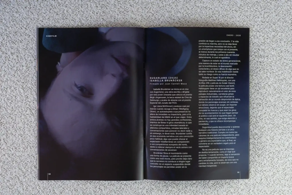 Doble página interior de la revista CineFilm dedicada a Sugarland (2025) de Isabella Brunäcker