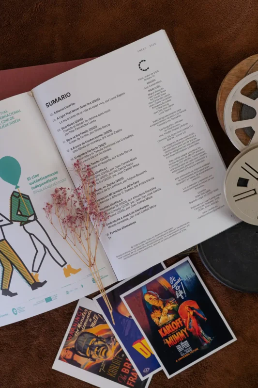 Sumario de la revista CineFilm número 1 abierto junto a carteles de cine y bobinas