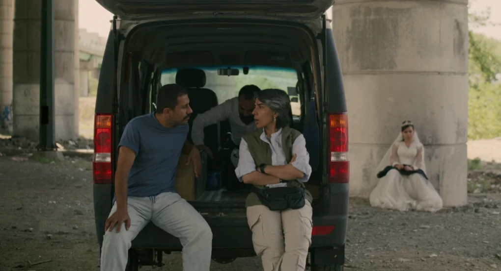 Personaje caminando en un recinto de tonos azul verdoso en Un simple accidente (2025), de Jafar Panahi