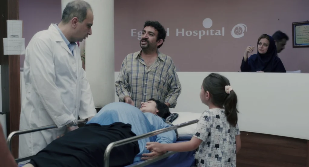 Personajes alrededor de una cama de hospital en Un simple accidente (2025), de Jafar Panahi