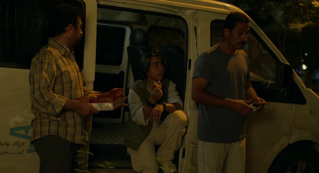 Tres personajes junto a una furgoneta de noche en Un simple accidente (2025), de Jafar Panahi