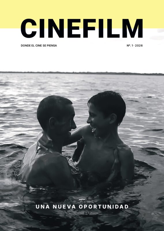 Un padre y un niño en el agua mirándose y riendo en una fotografía en blanco y negro, portada de la revista CineFilm número 1.
