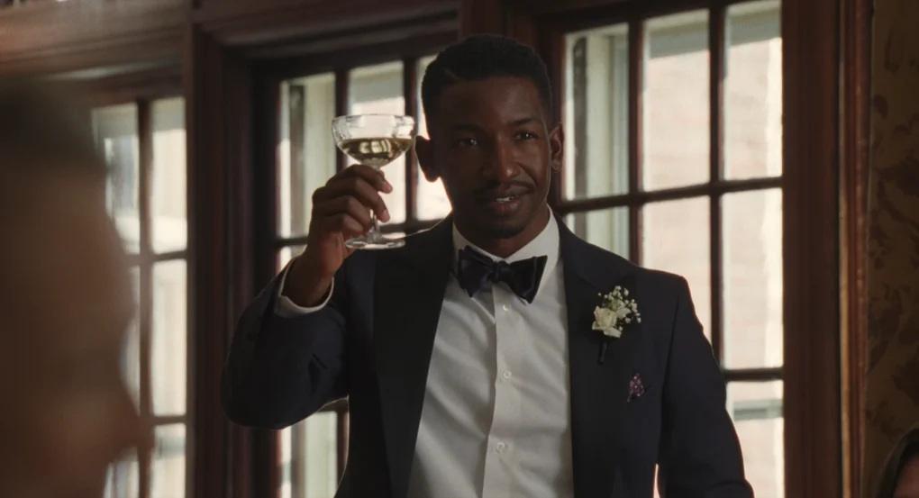 Padrino brindando durante la boda en The Drama (2026)