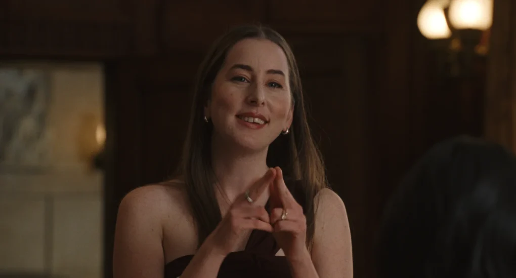 Dama de honor durante una cena previa a la boda en The Drama (2026)