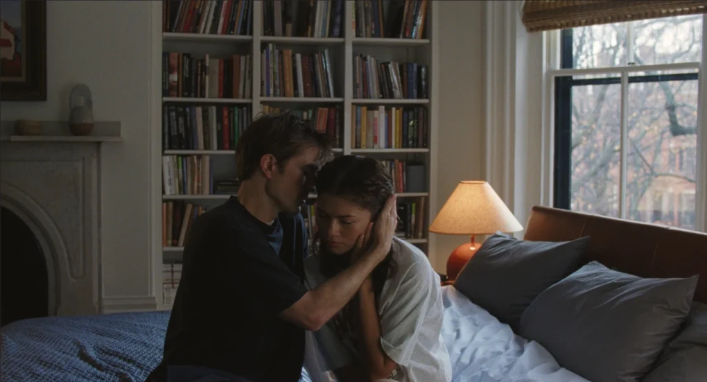 Pareja abrazada en una habitación durante una escena íntima de The Drama (2026)