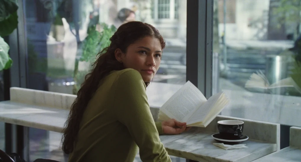 Zendaya leyendo un libro en una cafetería en The Drama (2026)