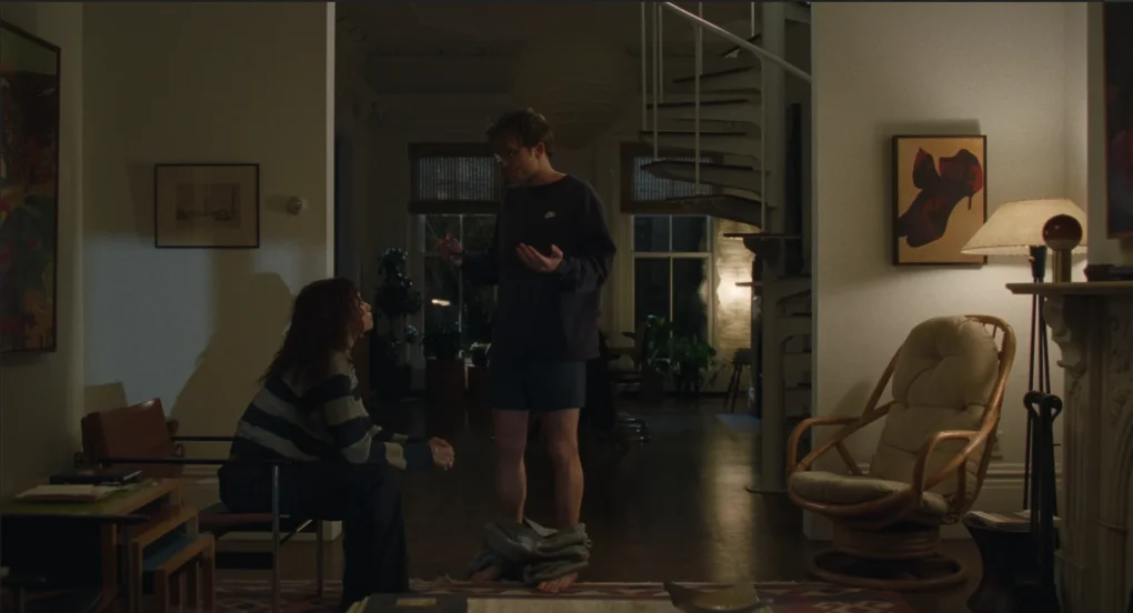 Pareja discutiendo en un apartamento durante una escena de The Drama (2026)