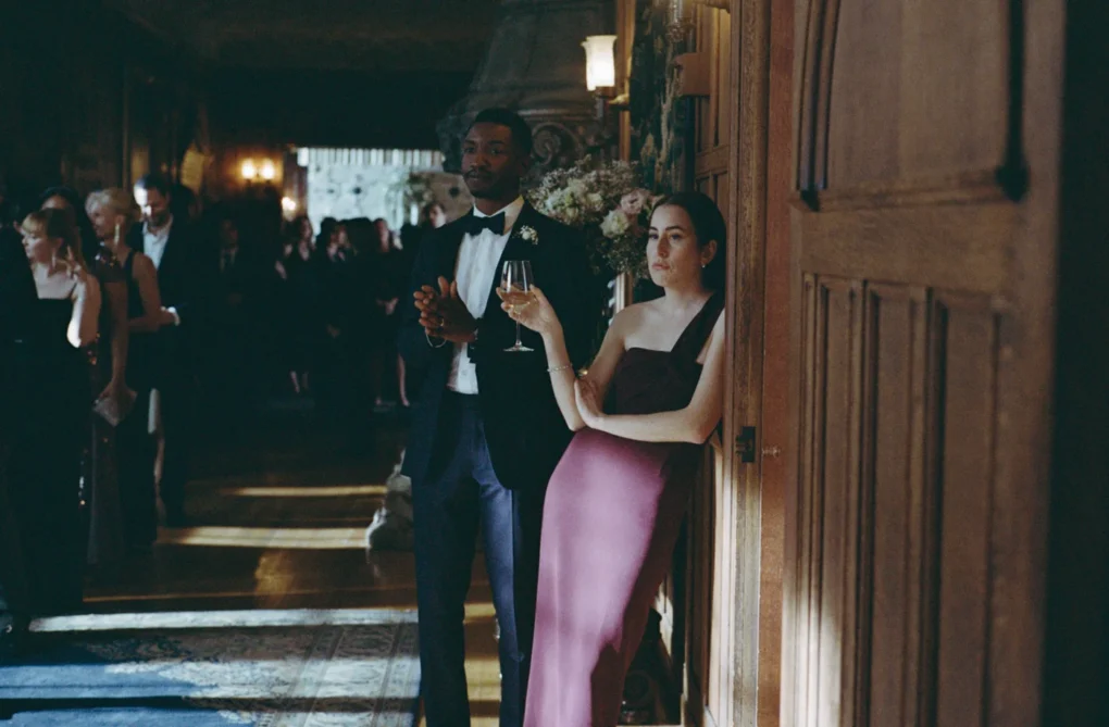 Padrino y dama de honor durante una escena de boda en The Drama (2026)