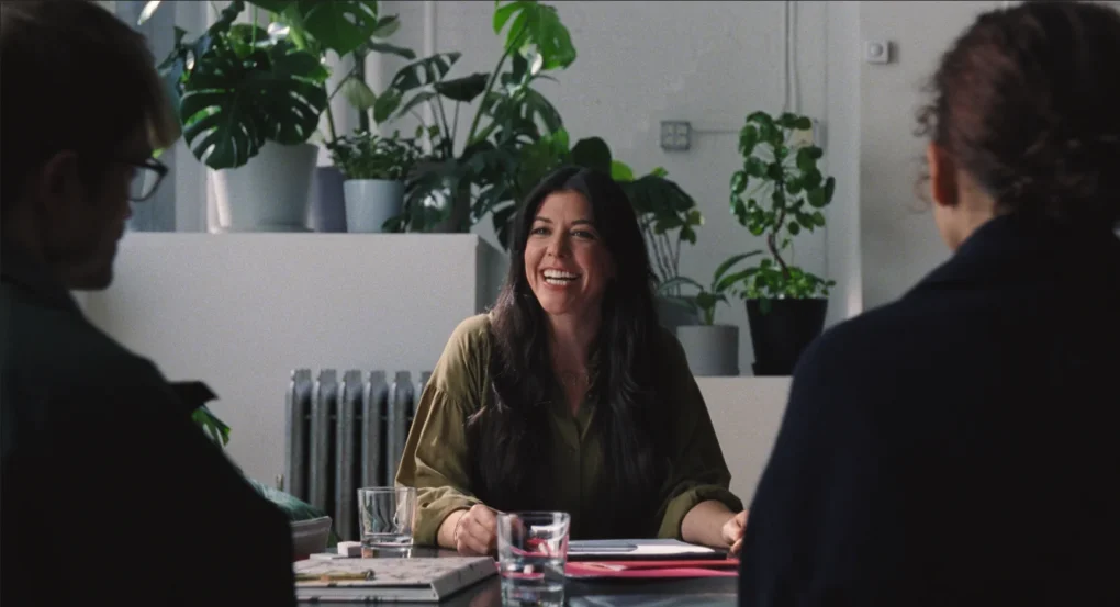 Wedding planner sonriendo durante una reunión de boda en The Drama (2026)